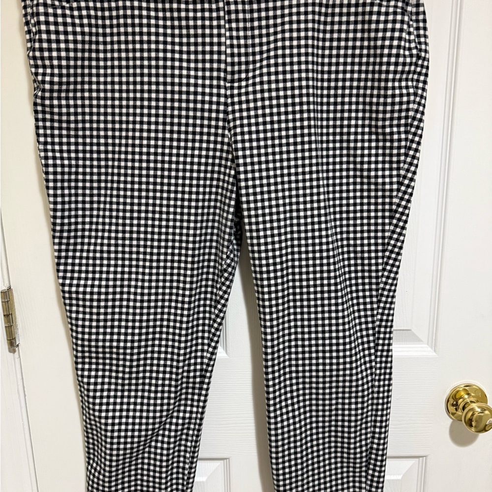 Old Navy Women's Checkered Capris - Black and White